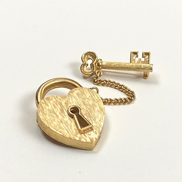 Vintage Jewelry - Vintage 1980s JJ Jonette Heart Lock and Key Brooch